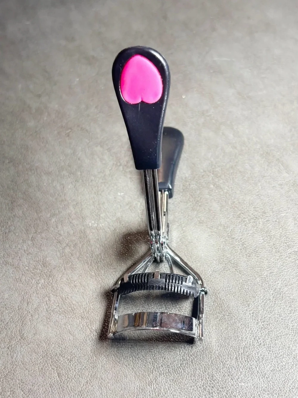 Eyelash Curler with Pink Accent - Men Grooming